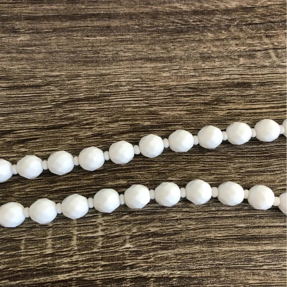 Vtg Faceted Milk Glass Beaded  Necklace - Picture 2 of 5
